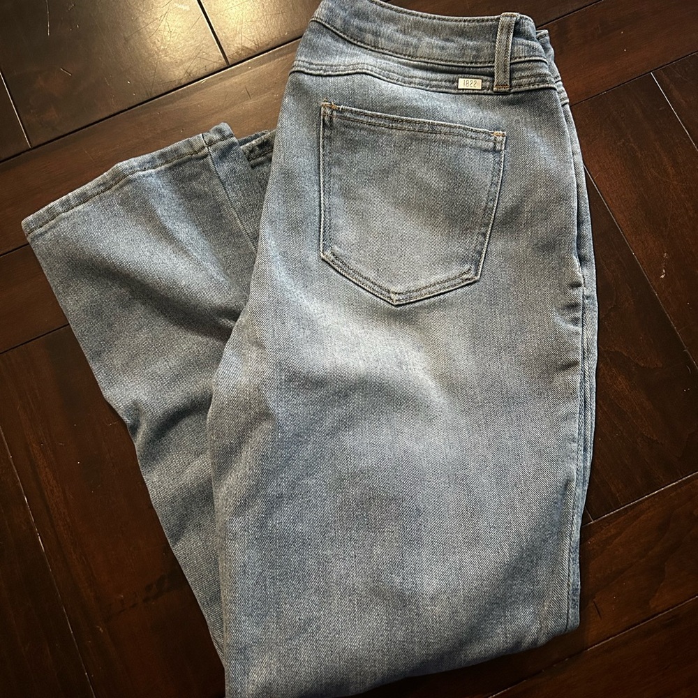 Womens 1822 high rise mom jeans, excellent condition!